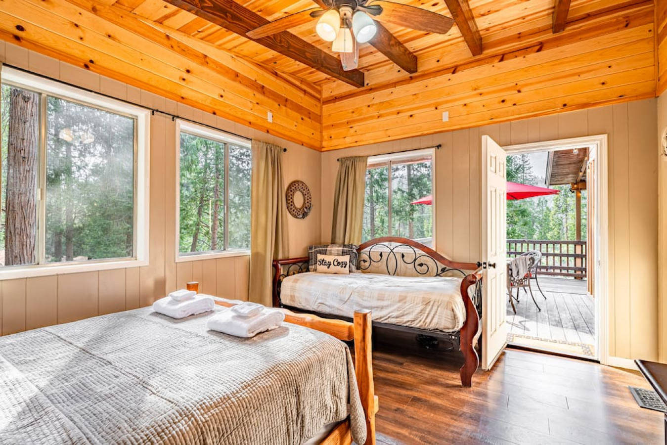 Yosemite Vintage Villa with Hot tub, Pool Table, Oakhurst, California Bed and Breakfasts Inns