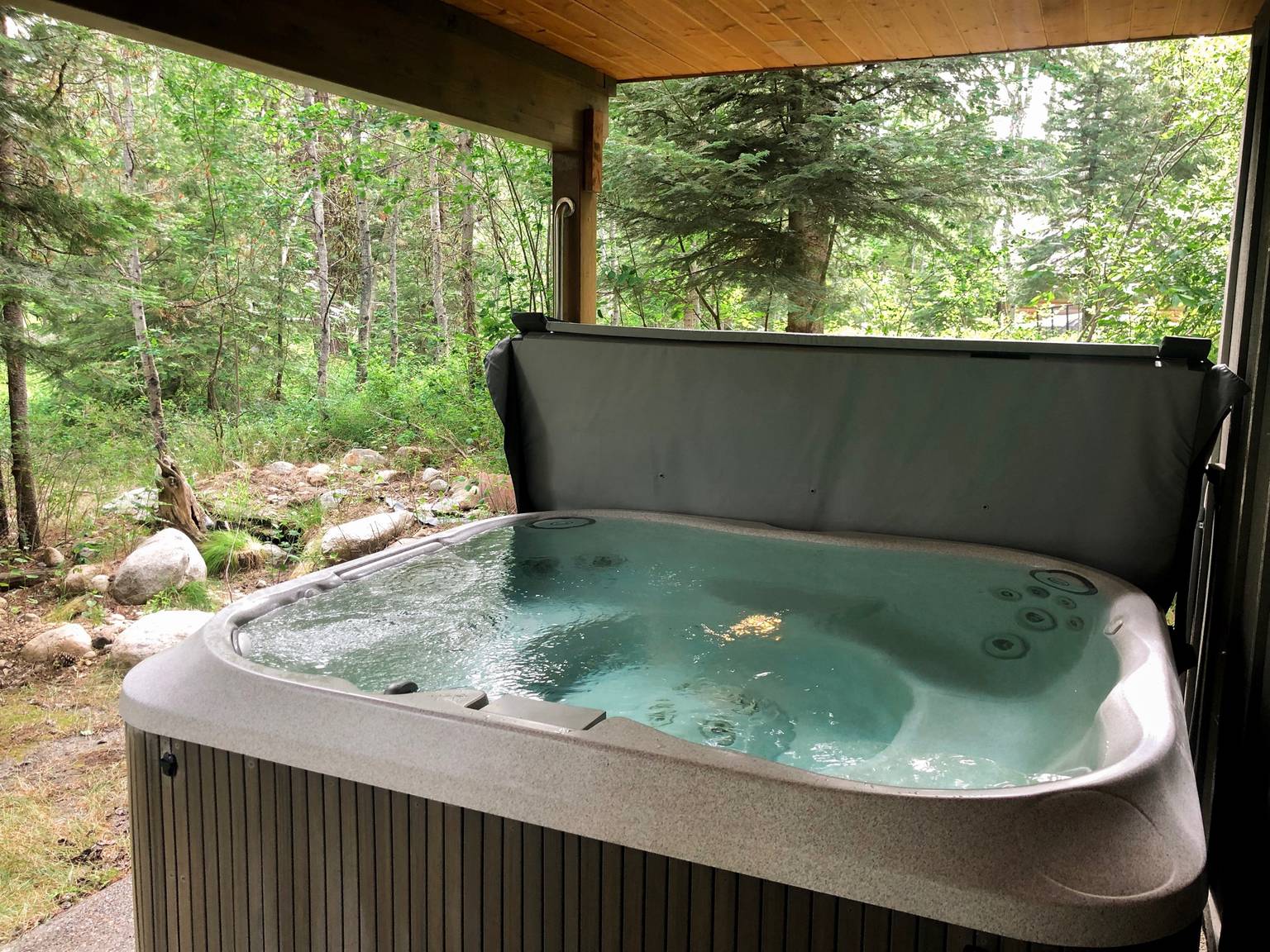 Magic McCall Cabin and Studio for Larger Groups with HOT TUB, McCall