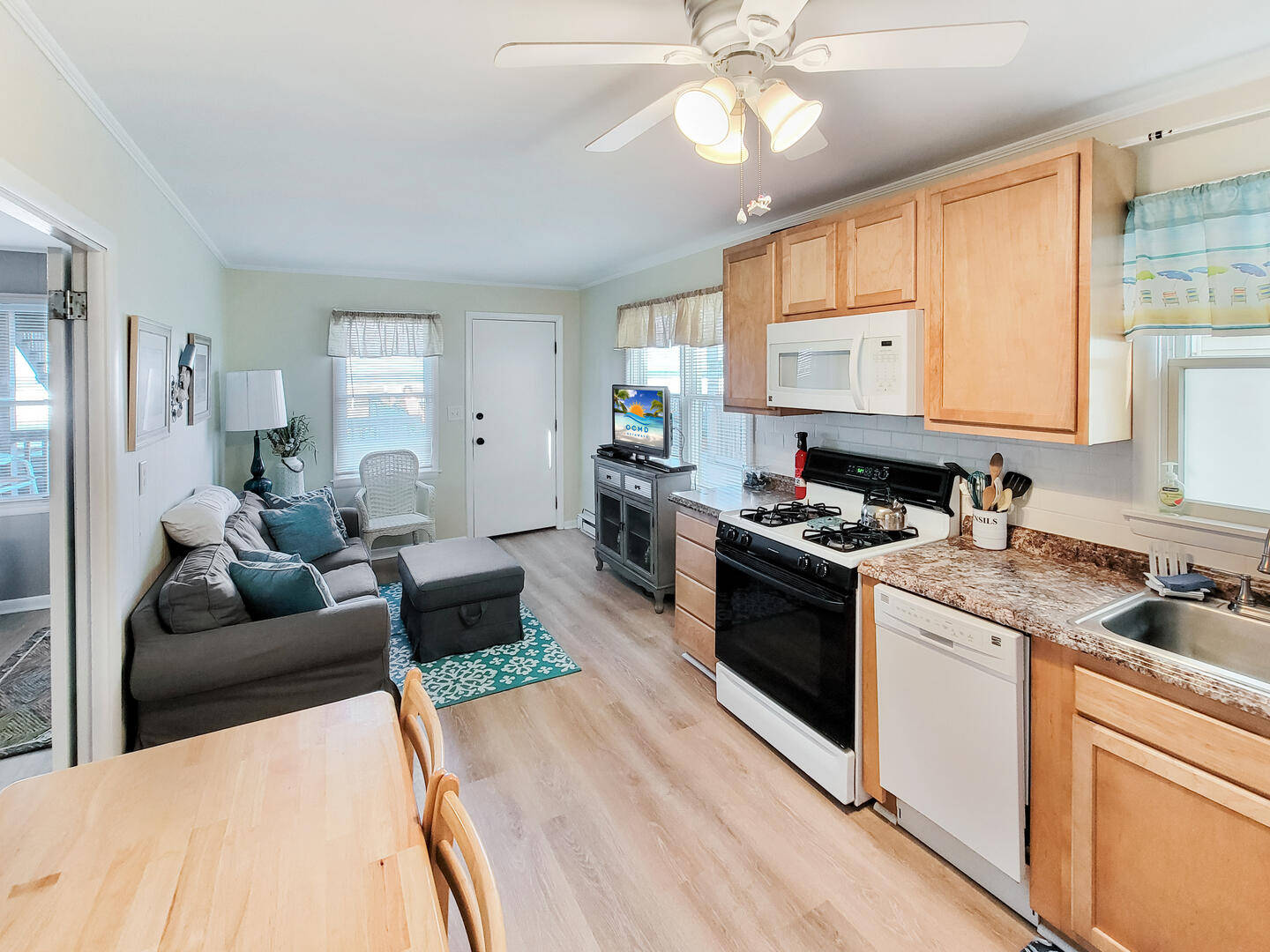 Oceanfront ground level condo on the boardwalk!, Ocean City, MD Bed and