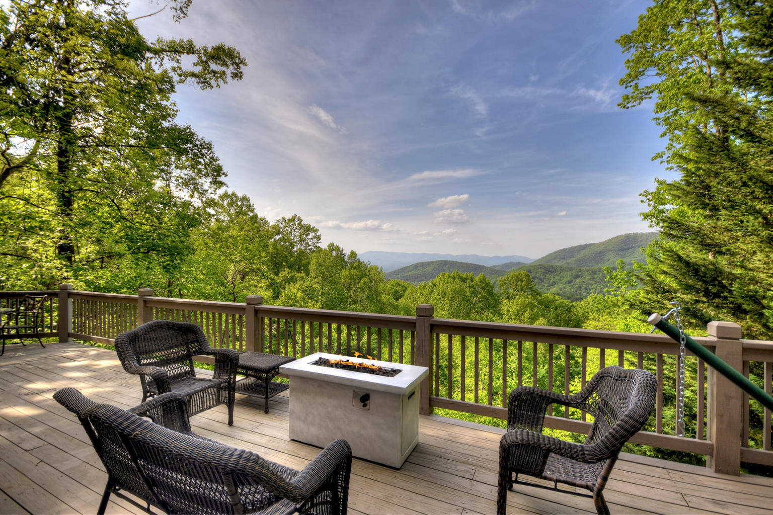 Starlight Mountain is pet friendly with incredible Mt view, hot tub