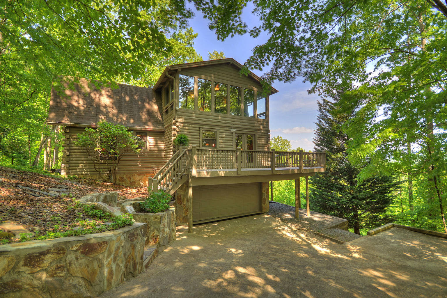 Starlight Mountain is pet friendly with incredible Mt view, hot tub