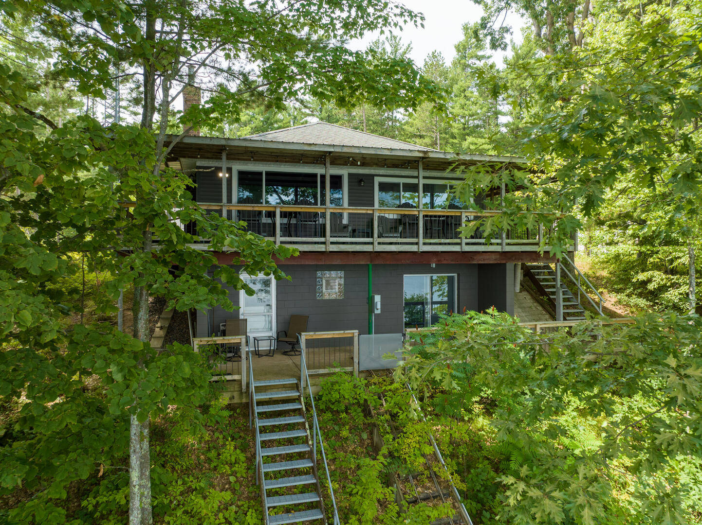 Hillside Hideaway Breathtaking Sunsets and Family Bliss on Lac Courte