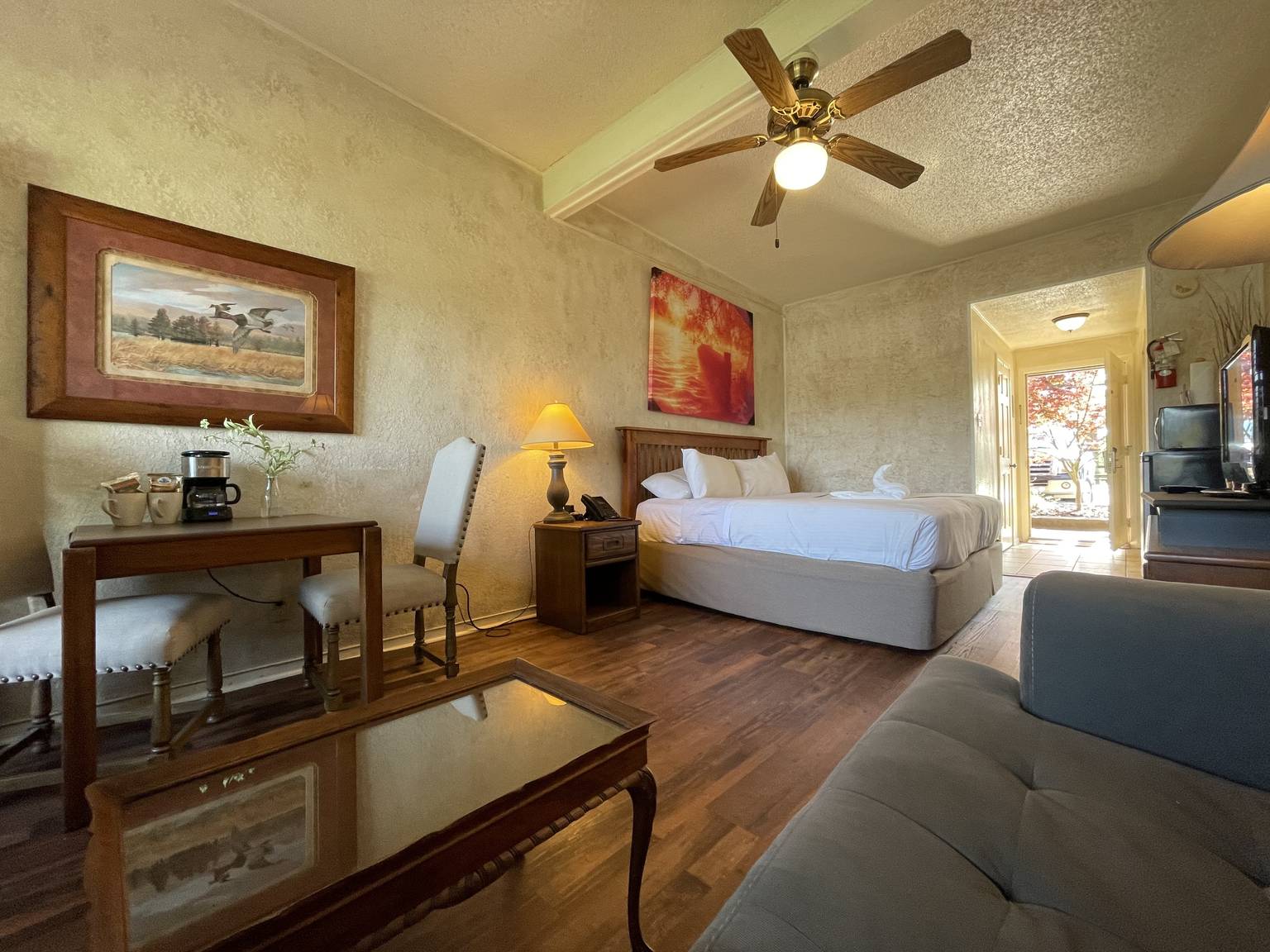 Mountain Harbor King Guest Room on Lake Ouachita, Mount Ida, AR Bed and