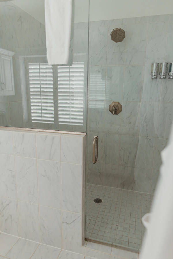 Volker at Oak Street Mansion Deluxe Suite, Kansas City, MO Bed and