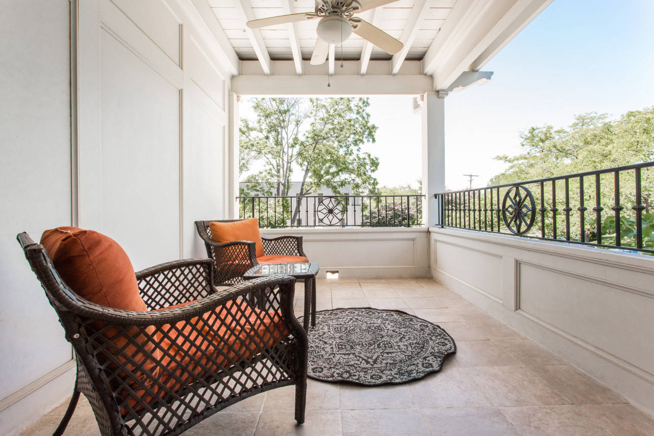 Volker at Oak Street Mansion Deluxe Suite, Kansas City, MO Bed and