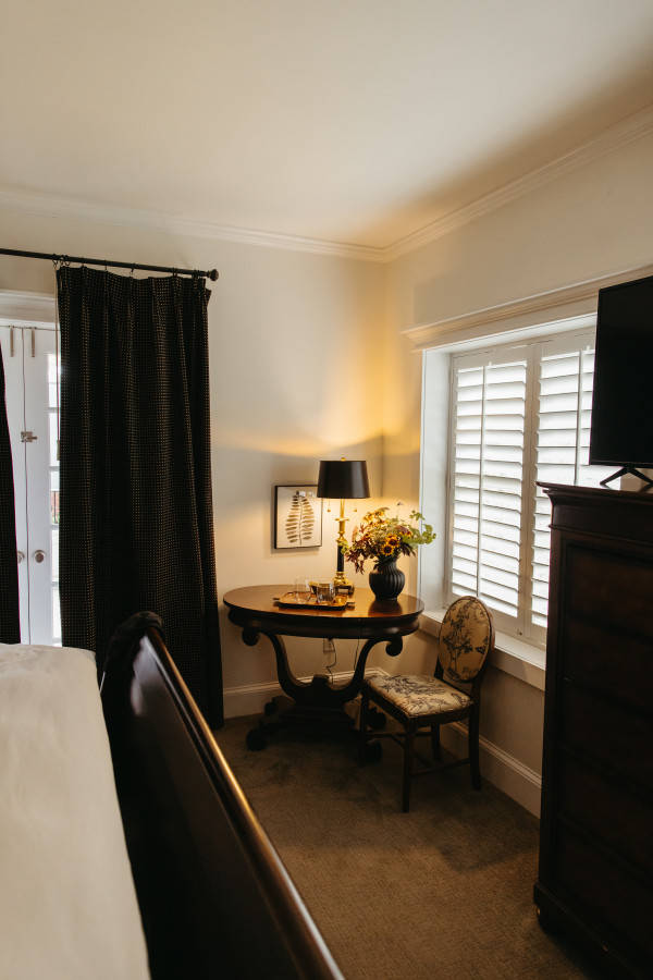 Volker at Oak Street Mansion Deluxe Suite, Kansas City, MO Bed and