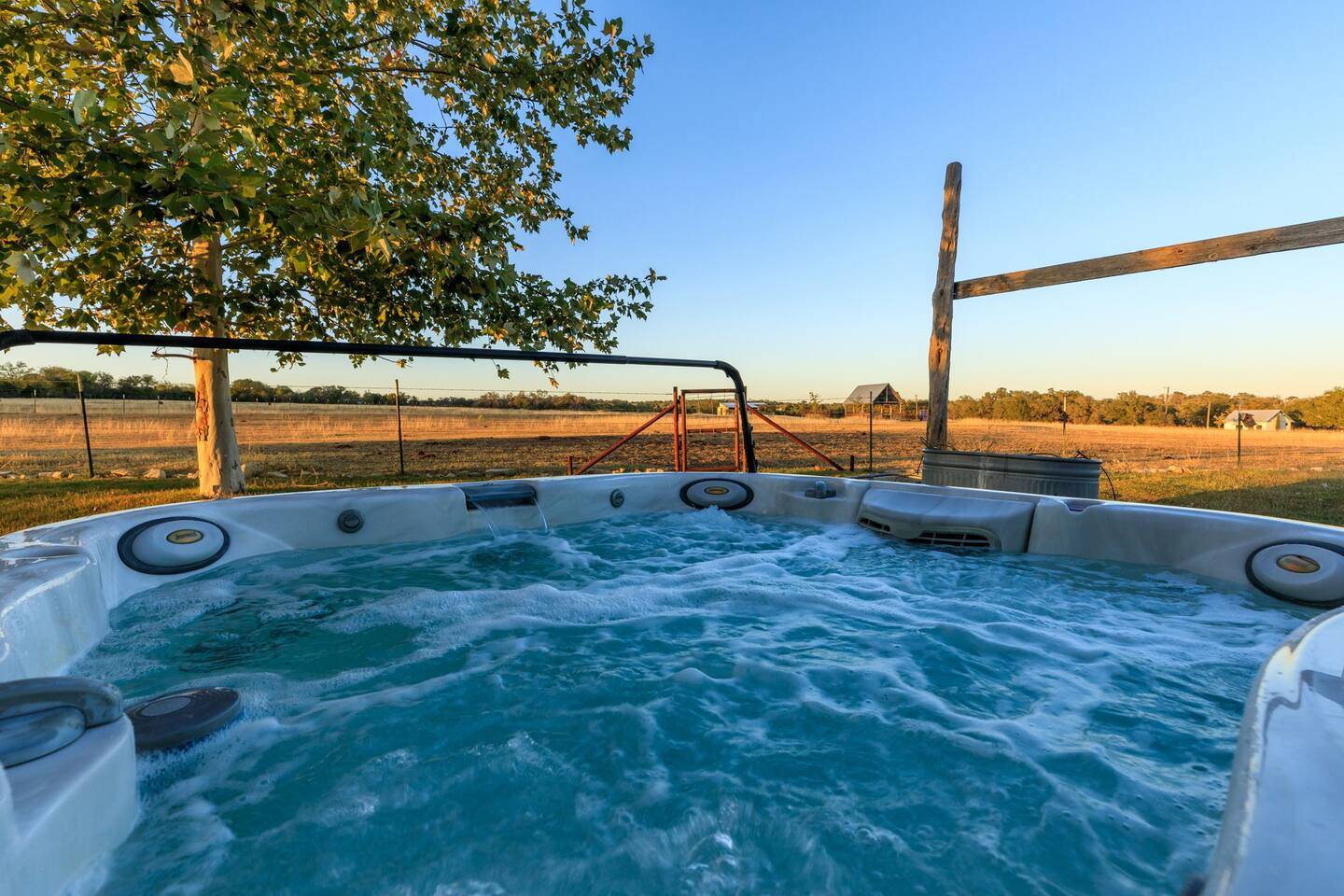 The Ranch House for 6 with hot tub, Fredericksburg, TX Bed and