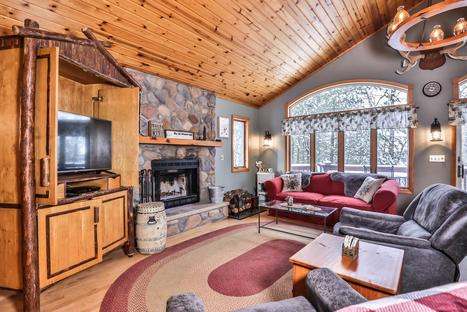 Dragonfly Inn Hiller Vacation Homes, St. Germain, WI Bed and