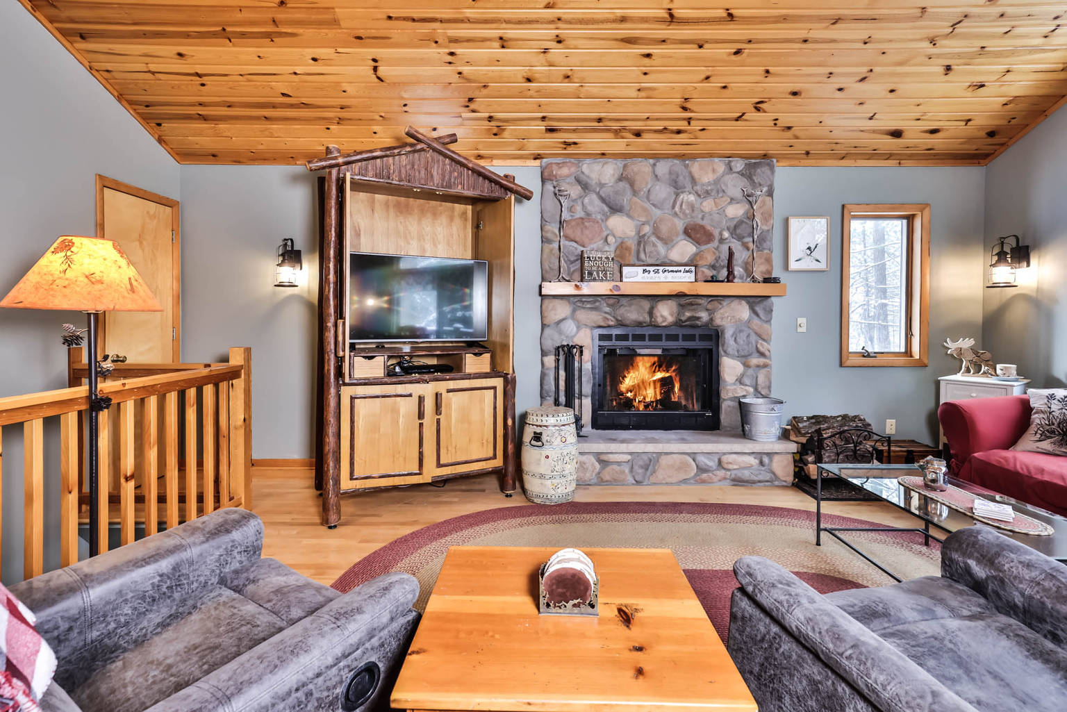 Dragonfly Inn Hiller Vacation Homes, St. Germain, WI Bed and