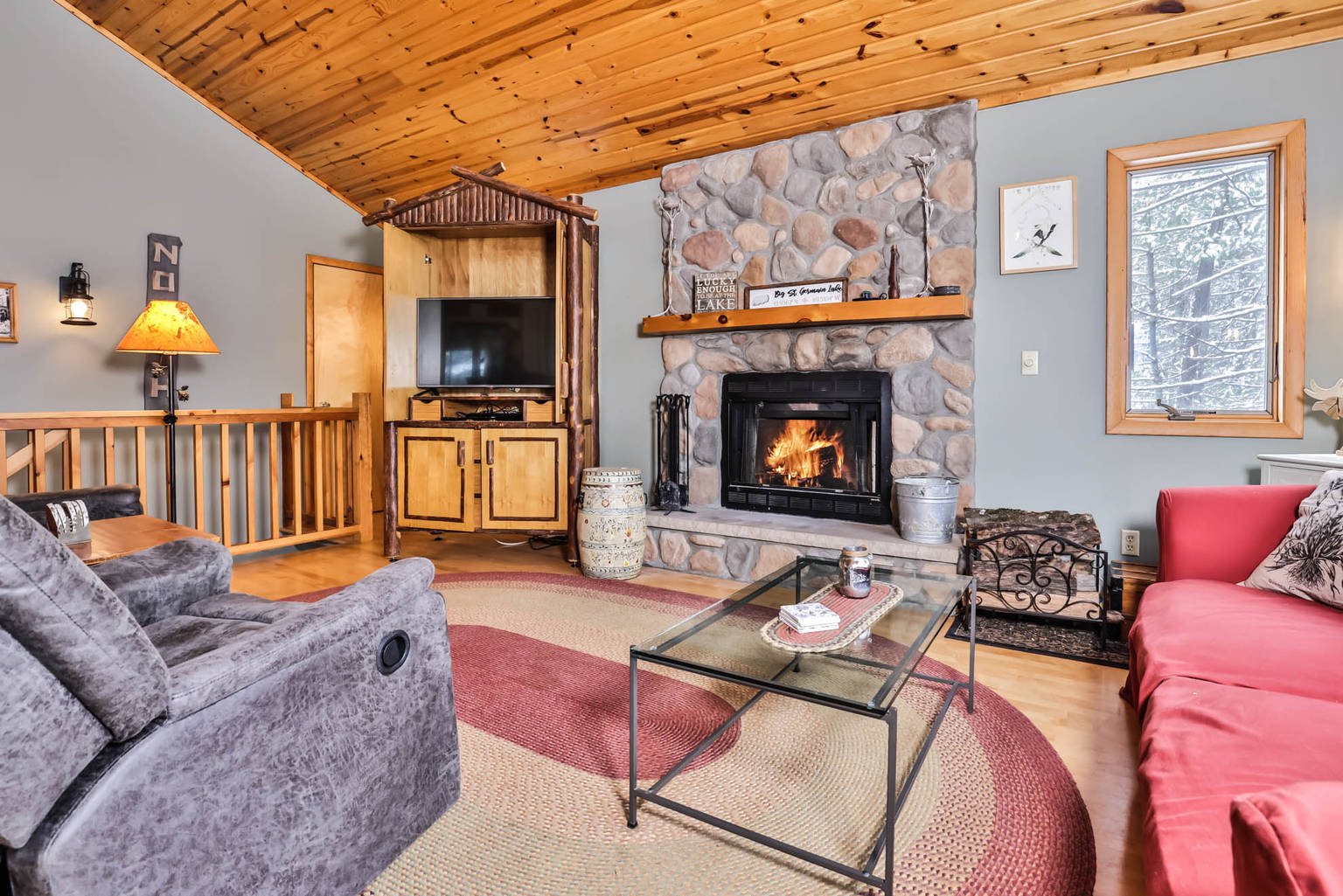 Dragonfly Inn Hiller Vacation Homes, St. Germain, WI Bed and