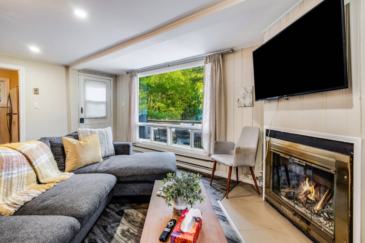 Large Muskoka Cottage on Lakefront Windermere, Dwight, ON Bed and