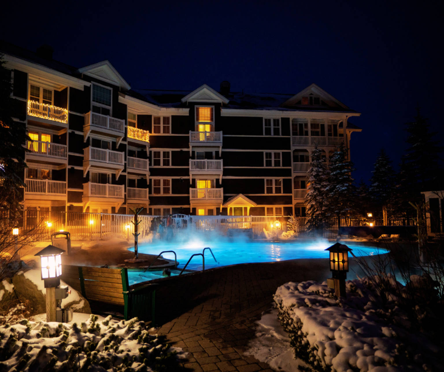 AS 326 Hot tub, Pool Fireplace Ski in/out Wifi, Snowshoe, WV Bed and