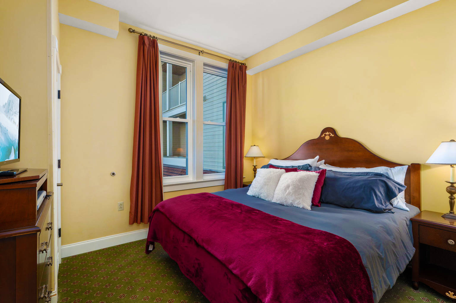 SE 104 Hot tub, Heated Garage, fireplace, ski in/out, Village, Snowshoe