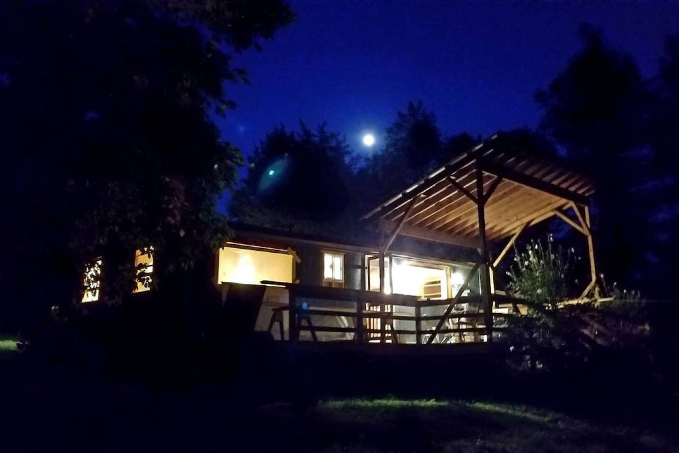 Farmview Cottage at White Lotus Eco Spa Retreat, Stanardsville, VA Bed