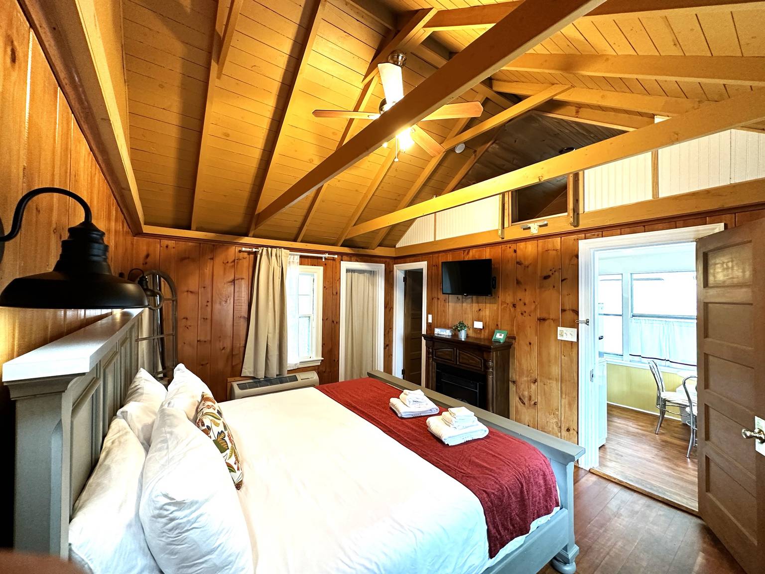 Cottage 12 1 Bedroom Wolfeboro Winnipesaukee, Wolfeboro, NH Bed and