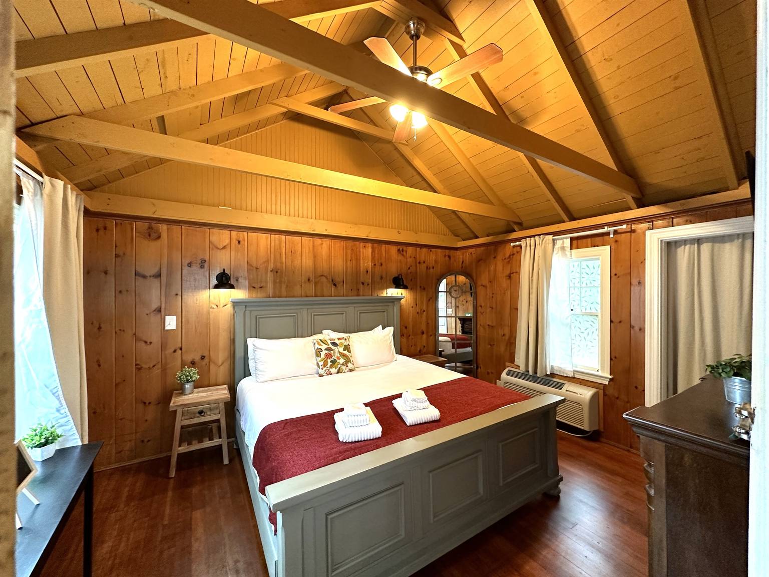 Cottage 12 1 Bedroom Wolfeboro Winnipesaukee, Wolfeboro, NH Bed and