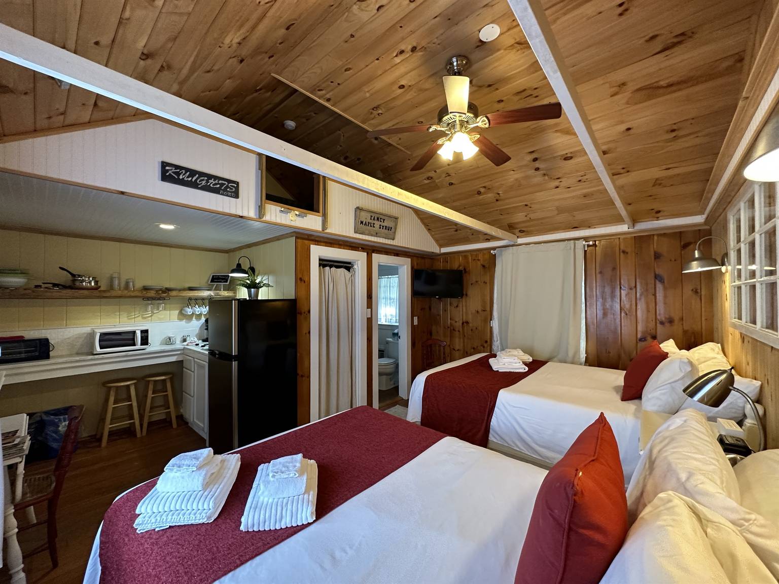 Cottage 4 1 Bedroom Wolfeboro Winnipesaukee, Wolfeboro, NH Bed and