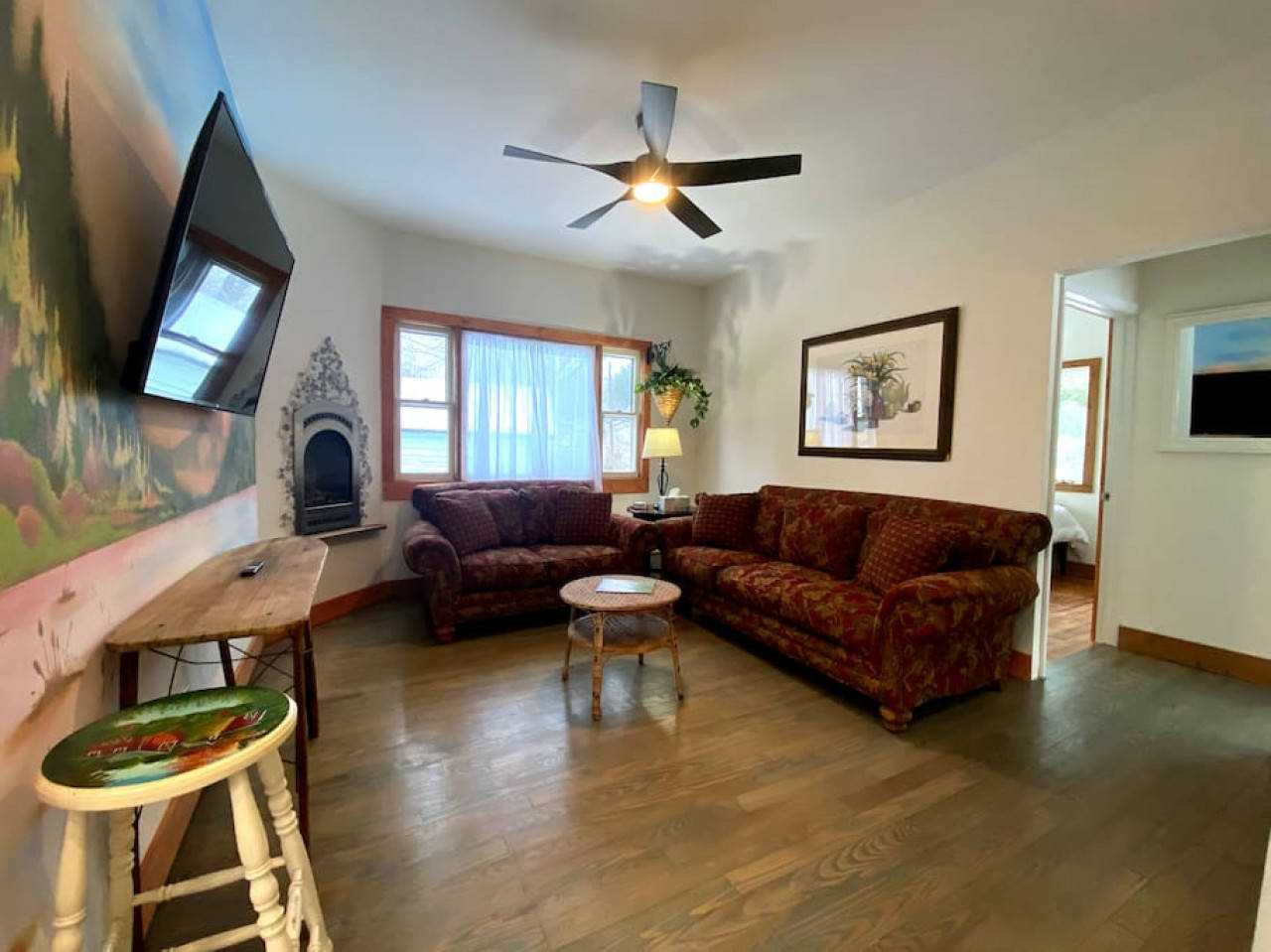 26 Hope St · Romantic retreat or family fun with fireplace. Universally